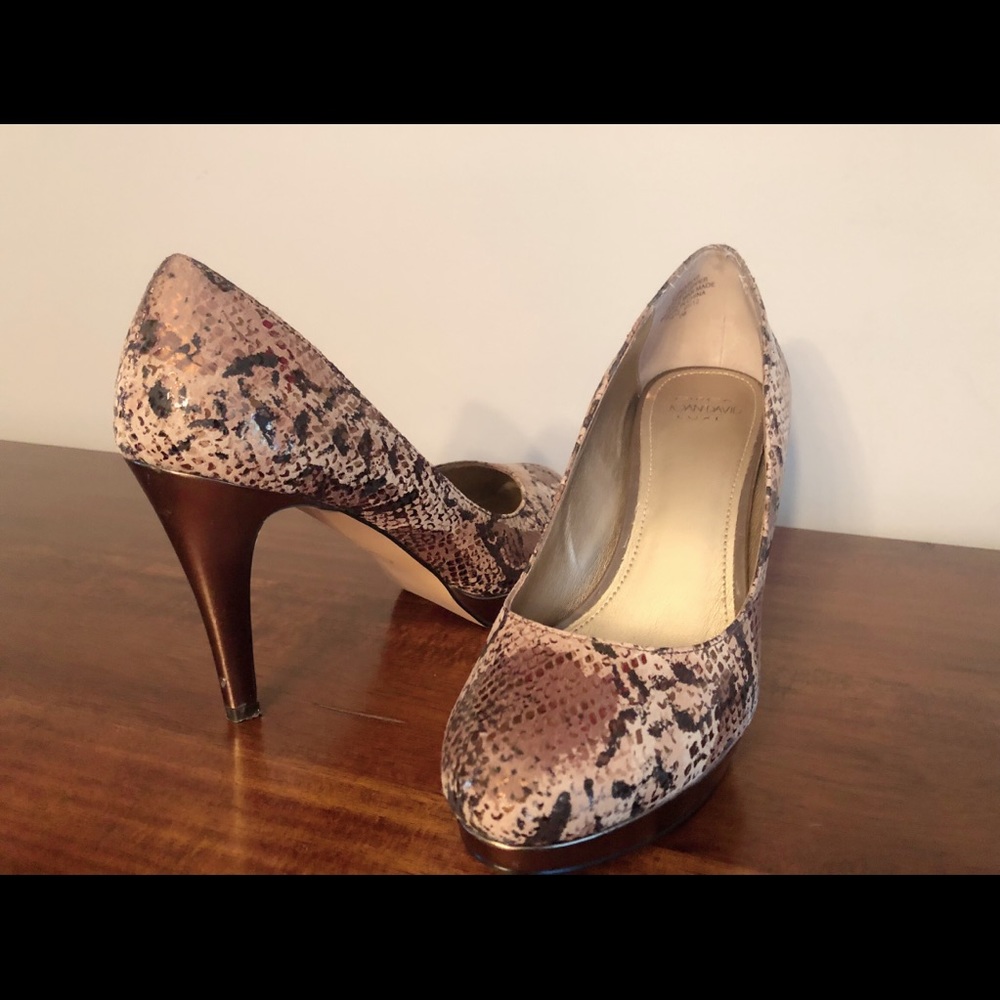 Exotic brown and gold leather pump
